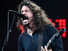 戴夫·格罗尔(Dave Grohl)能在出轨丑闻后重建家庭和声誉吗?